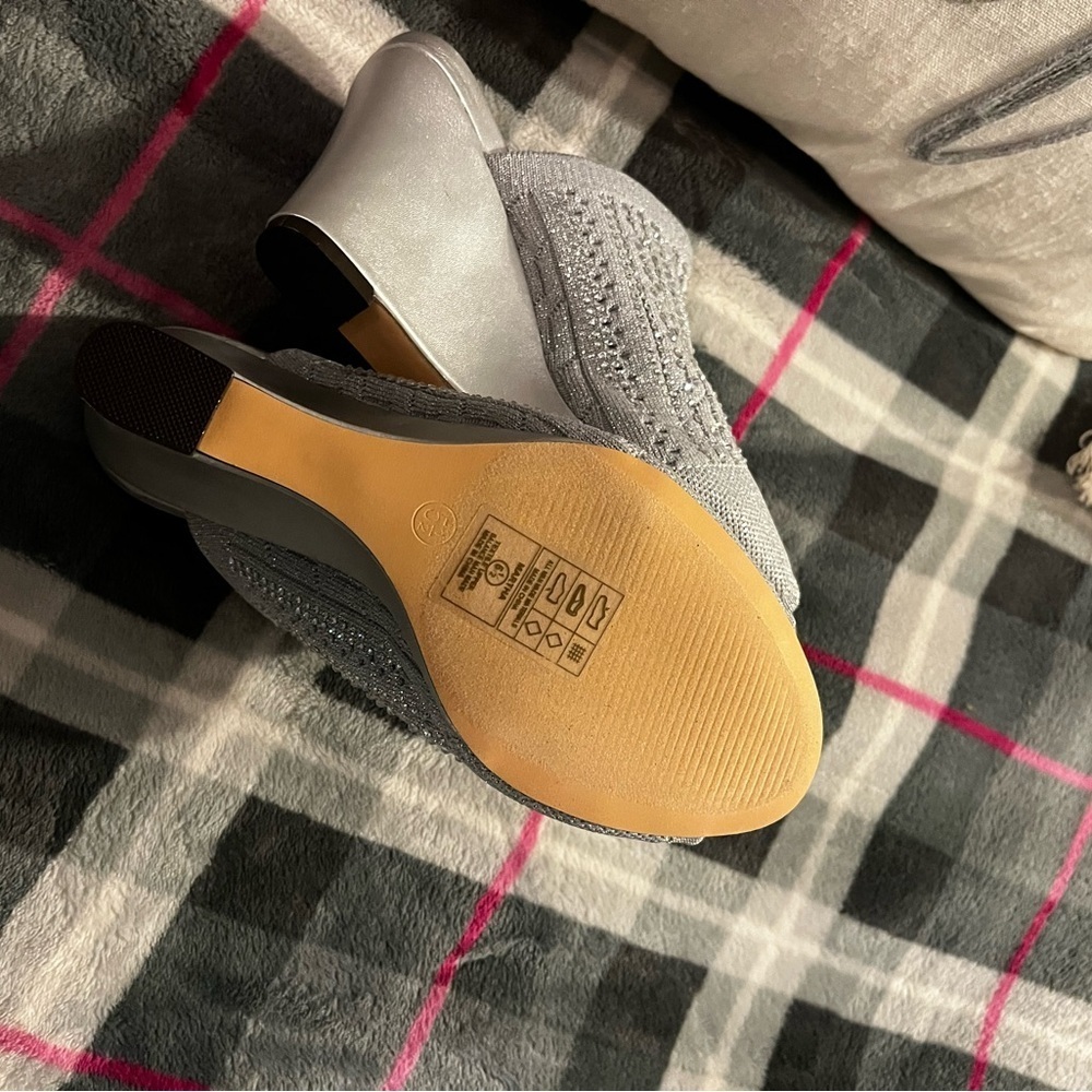 Lauren Lorraine Elegant Silver Women's Mules - Picture 2 of 4